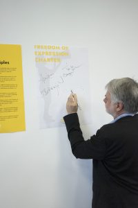 Matthieu de Montchalin signe la charte liberté d'expression de l'EIBF