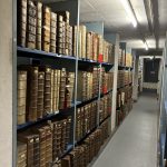 étagères en pierre avec des livres des 17 et 18e siècle