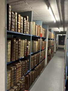 étagères en pierre avec des livres des 17 et 18e siècle