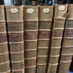 gros plan sur des livres anciens